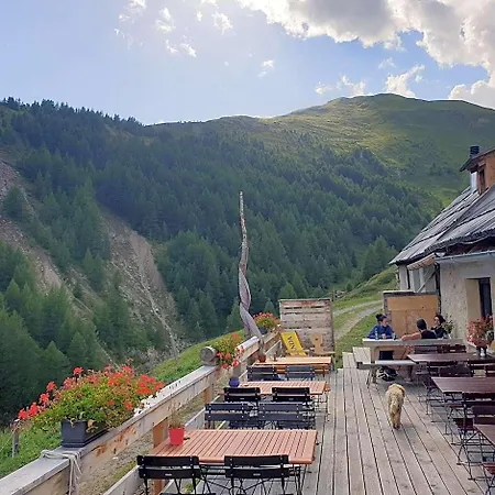 Alp Es-cha Dadour Bed & Breakfast